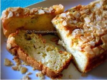 Plumcake salato con zucchine, provolone e mandorle